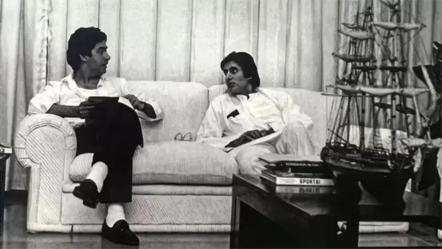 अमिताभ आपले धाकटे बंधू अजिताभ यांच्यासोबत