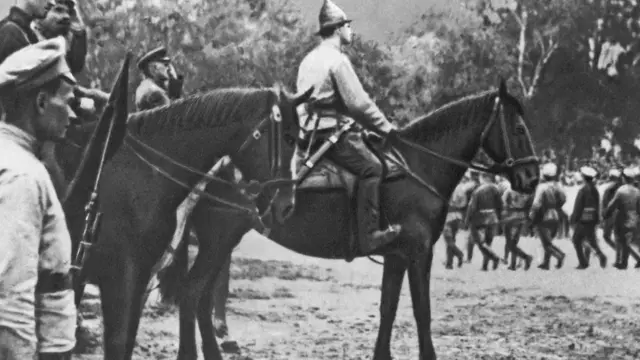 Nguyên soái Hồng quân Mikhail Tukhachevsky duyệt hàng quân trước khi tấn công Ba Lan năm 1920