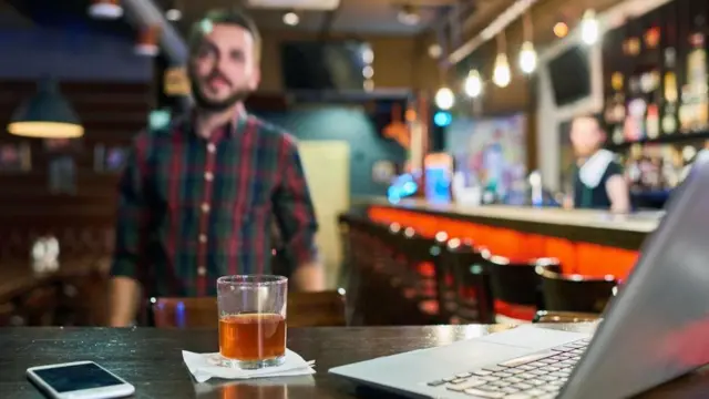 العادات السلبية التي تسللت إلى حياتك، مثل زيادة استهلاك الخمر أو الاعتماد على السكريات لتزويدك بالطاقة، قد تدل على أنك على وشك الإصابة بالإنهاك المهني