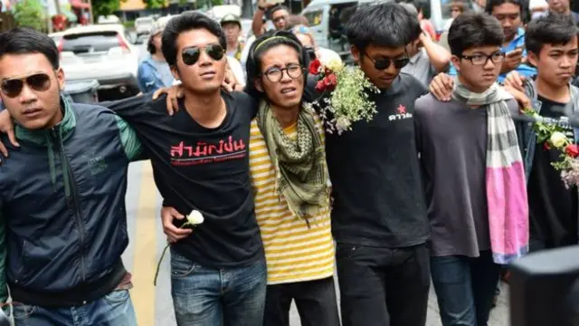 ไผ่ จตุภัทร์ บุญภัทรรักษา กับเพื่อนกลุ่มดาวดินชุมนุมหน้า สน.ปทุมวัน เมื่อวันที่ 24 มิ.ย. 2558 ก่อนเข้าแจ้งความเจ้าหน้าที่รัฐล่วงละเมิด กักขังหน่วงเหนี่ยวสิทธิเสรีภาพ จากการชุมนุมต่อต้านการรัฐประหารครบ 1 ปี