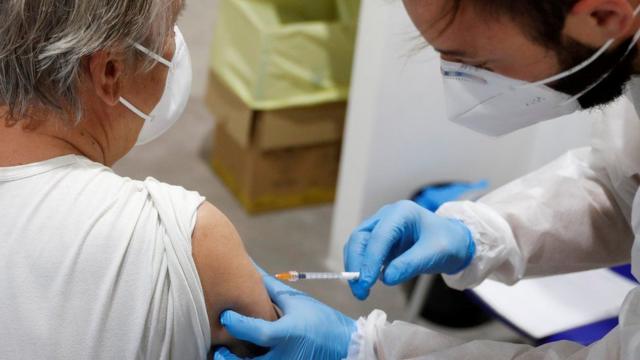 一名婦女正在接種疫苗