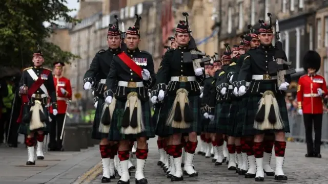 爱丁堡，卫兵列队等待女王灵柩