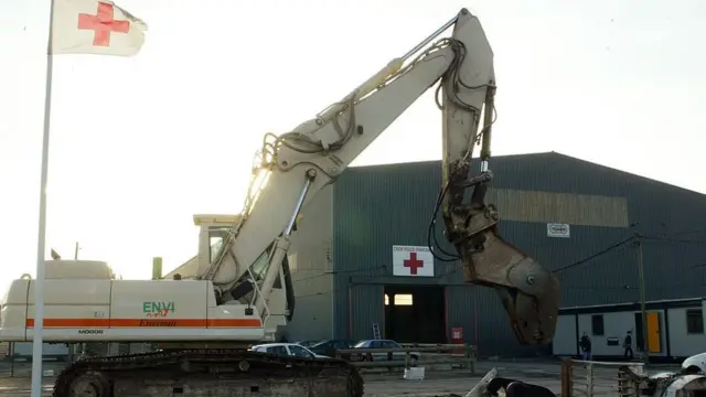 Бульдозер у входа в лагерь Красного креста