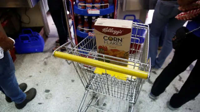 Una caja del cereal Corn Flakes de Kellogg's dentro de un carrito de supermercado en Caracas.