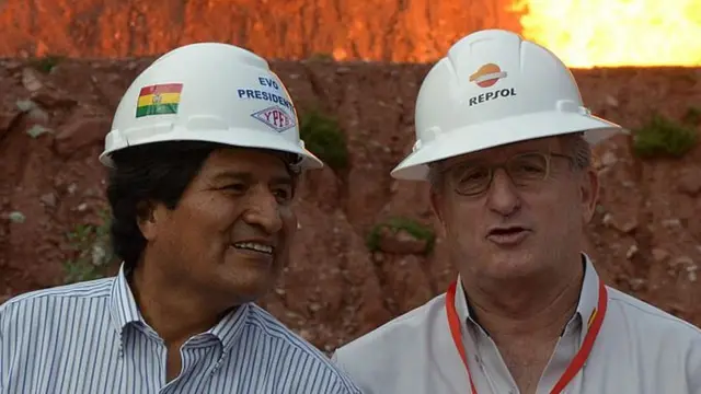 Evo Morales com Antonio Brufau, presidente da Repsol