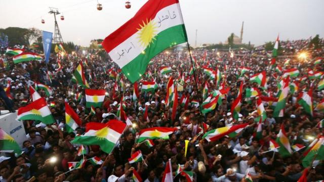 Manifestación con banderas kurdas.