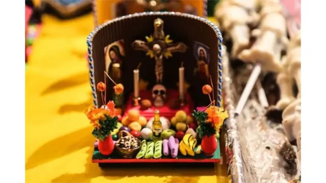 Şekerden yapılmış minyatür sunaklar da ölüler için mezarlara bırakılıyor