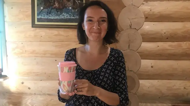 Всі члени родини мають власний посуд з металу або бамбуку