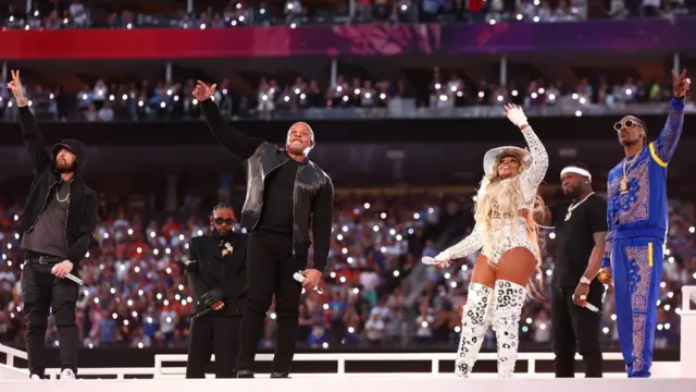 Mu karuhuko ka Super Bowl ibumoso ujya iburyo: Eminem, Kendrick Lamar, Dr Dre, Mary J. Blige, 50 Cent na Snoop Dogg