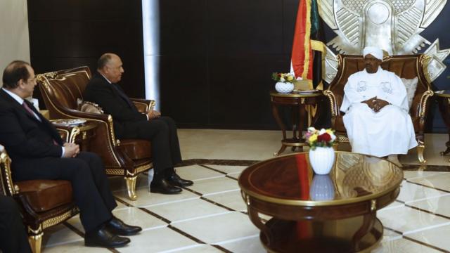 وزير الخرجية المصري يلتقي بالرئيس السوداني في الخرطوم