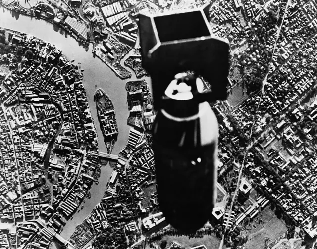 Bomba cayendo sobre Manila