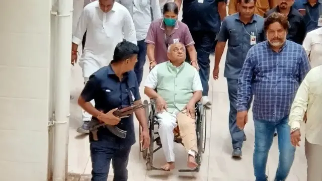 13મી ઑગસ્ટના રોજ ઉત્તર ગુજરાતના મહેસાણા જિલ્લાના કડી ખાતે રાજ્યના ભૂતપૂર્વ ઉપમુખ્ય મંત્રી અને નાણામંત્રી નીતિન પટેલને 'રખડતાં ઢોરે' ઢીંક મારી હતી જેની કારણે તેમને સારવાર હેઠળ ખસેડવા પડ્યા હતા. તે સમયે પણ 'રખડતાં ઢોર'નો મુદ્દો ખૂબ ચર્ચાયો હતો