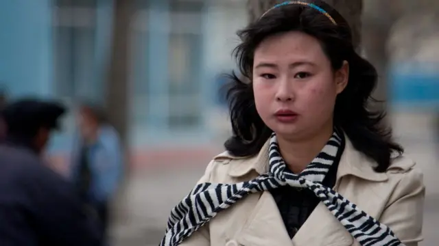 2010년 북한 개성에서 겨울옷을 입은 여성의 모습