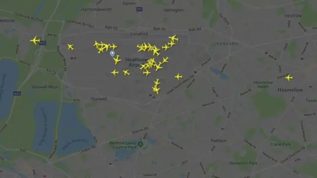Самолеты вблизи Хитроу (скриншот с сайта Flightradar24.com)