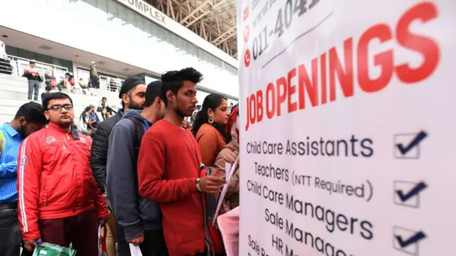 જોબ માટે લાઈનમાં ઊભેલા યુવા