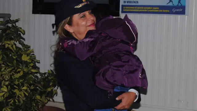 Policía Maria Volpe abraçando Oumoh