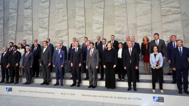 د برسلز په غونډه کې د افغانستان دفاع وزیر اسدالله خالد او په افغانستان کې د نړیوالو ځواکونو لوی قوماندان جنرال سکاټ مېلر هم ګډون لري.