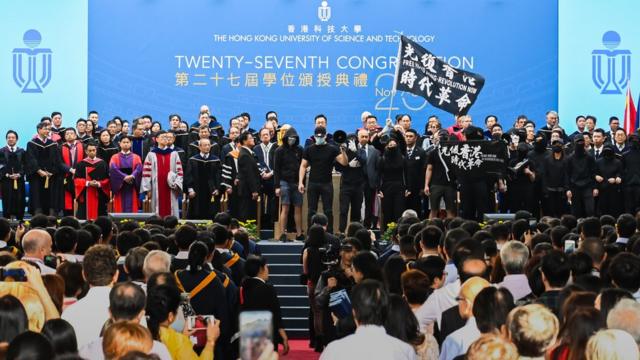 香港科技大學「反送中」示威者走上畢業典禮舞台上抗議（7/11/2019）