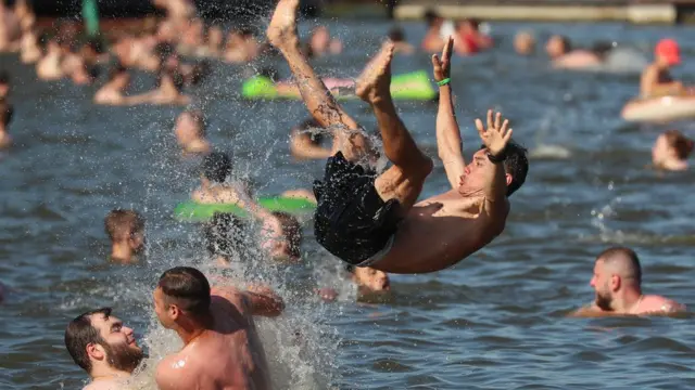 Отдыхающие купаются в Мещерском пруду