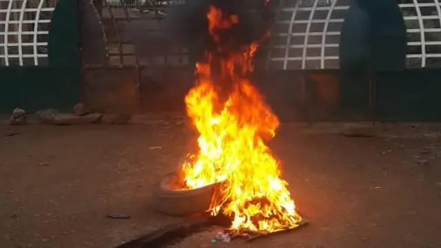 Katika kanisa kuu la kikatoliki mjini Bukavu maarufu kama Notre Dame, wazazi hao walichoma matairi mlangoni.