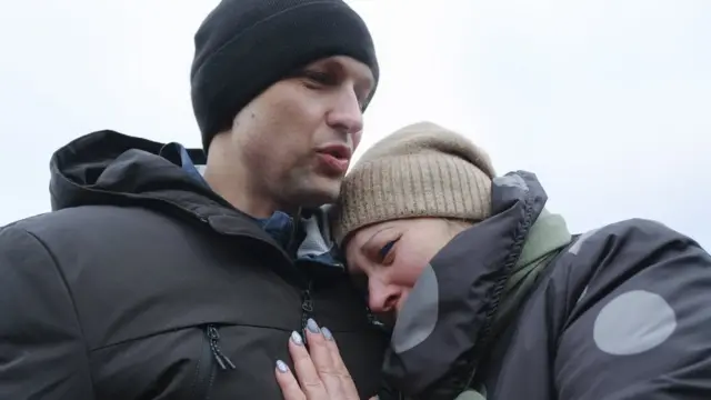 молодой человек обнимает мать