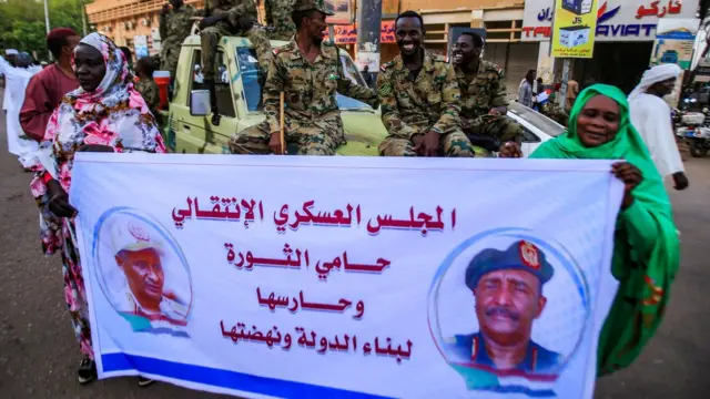 در این مدت هرازگاهی عدهای در حمایت از نظامیان با در دست داشتن عکسهای این دو نفر در خیابانهای خارطوم تظاهرات کردهاند