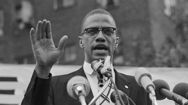Malcolm X habla en un mitin. Foto de archivo