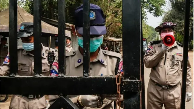 ဖမ်းထားတဲ့သတင်းသမား တစ်ရာကျော်ထဲက ငါးဆယ်နီးပါးကို ပြန်လွှတ်ပေးခဲ့ပေမယ့် နောက်ပိုင်းပြန်လည်ဖမ်းဆီးခံရသူတချို့ရှိပါတယ်။