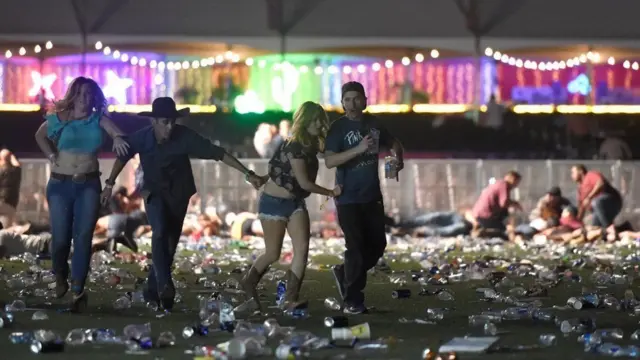 લાસ વેગાસ હુમલા બાદ નાસભાગ કરતા યુવક-યુવતીઓ