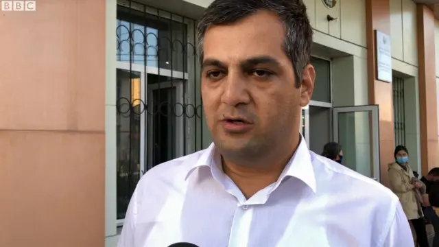 Расул Кушербаевнинг адвокати Амрулла Аҳмедов суд давомида тингланган кўрсатмалар бу айнан депутатга сиёсий босим ўтказиш мақсадида очилган жиноят иши эканига ишора қилишини билдирди.
