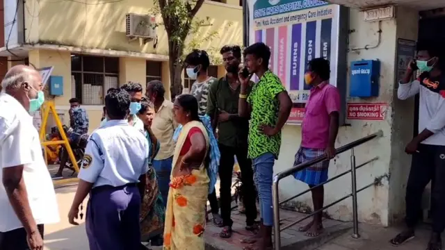 மருத்துவமனையில் காத்திருக்கும் உறவினர்கள்