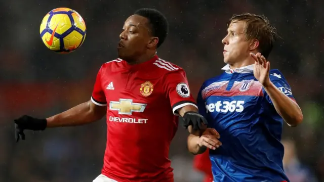 Anthony Martial, do Manchester United (de vermelho), disputa bola com Moritz Bauer, do Stoke City