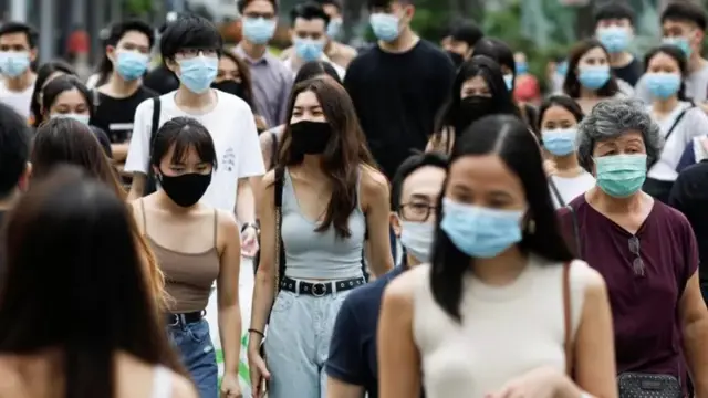 คนใส่หน้ากากเดิน