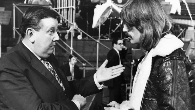 Дирижер Малькольм Арнольд и автор "Концерта для группы с оркестром" Джон Лорд на репетиции