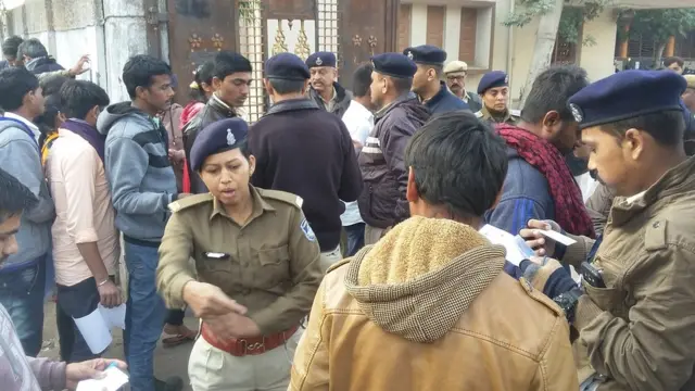 પરીક્ષા કેન્દ્ર પર ચેકિંગ કરી રહેલા પોલીસ અધિકારીઓ