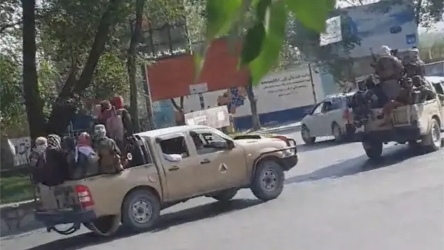 Milicianos del Talibán en una calle de Kabul