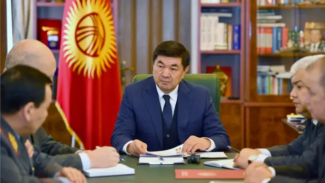 Хуфур Абдурахемандын өлтүрүлгөн окуясы боюнча премьер-министр кеңешме өткөрүп, бардык күнөөлүүлөрдү, анын ичинде «маалымат ташыгыч» ким экендигин аныктоону тапшырды.