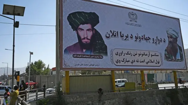 কাবুলের রাস্তায় হাক্কানি নেটওয়ার্কের বিশাল বিলবোর্ড। সেপ্টেম্বর ২০২১