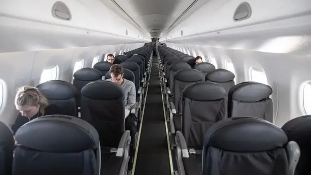 좌석 곳곳이 비어 있는 소형 항공기 내부 모습