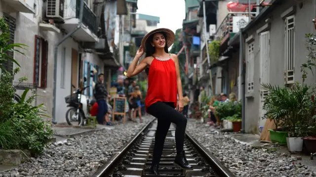 Nhiều khách nước ngoài thích chụp hình trên đường tàu Hà Nội