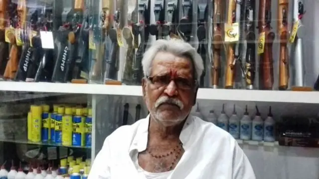 ঠাকুর নরেশ সিং, মুঙ্গেরের একটি বন্দুকের দোকানের মালিক