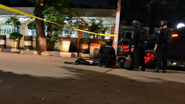 Polisi menyelidiki lokasi penusukan dua anggota Brimob di masjid di Jakarta Selatan, Juni 2017.
