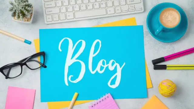 Un papel que dice "Blog"