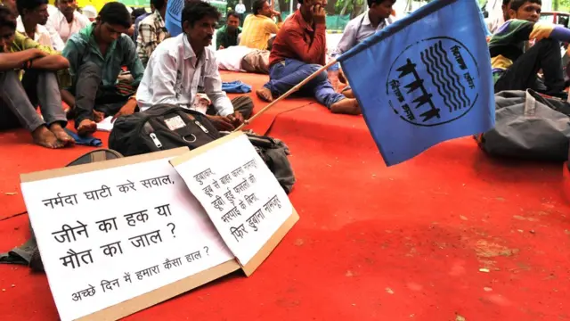 નર્મદા ડૅમનો વિરોધ કરી રહેલા લોકોની પ્રતીકાત્મક તસવીર