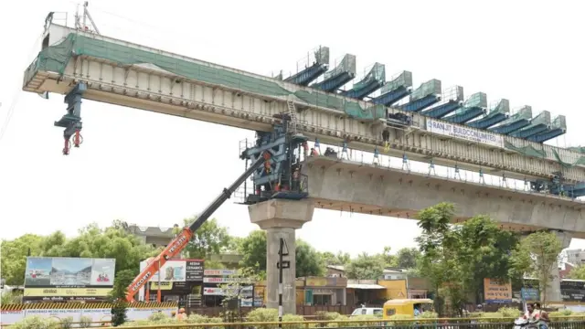 અમદાવાદ ખાતે થઈ રહેલી મેટ્રોની કામગીરી