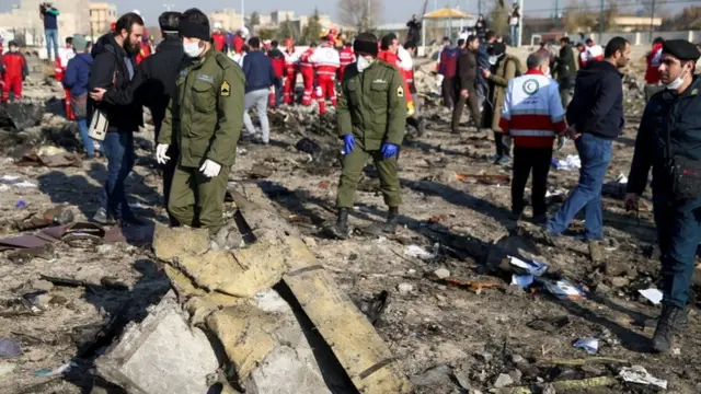 جانب من انتشال حطام الطائرة الأوكرانية