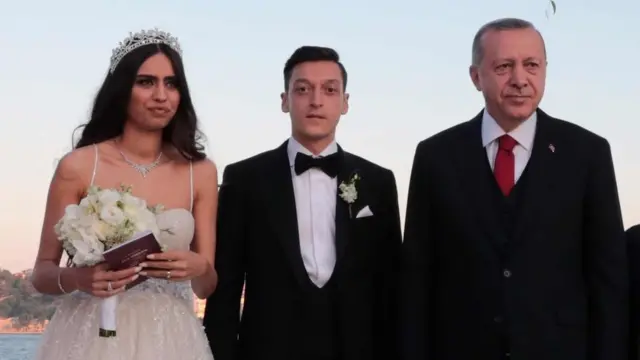 Uhereye ibumoso ujya iburyo: Amine Gulse, Mesut Ozil na Recep Tayyip Erdogan