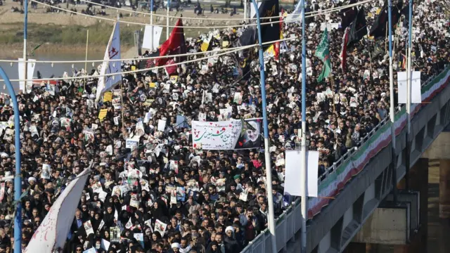 အီရန်မှာ ဗိုလ်ချုပ်ကြီး ဆူလေမန်နီရဲ့သေဆုံးမှုကြောင့် အီရန်မှာ လူတွေပူဆွေးနေချိန်မှာပဲ အီရတ် အရှေ့ပိုင်းနဲ့ ဆီးရီးယားမှာ သူသေဆုံးမှု အပေါ် အောင်ပွဲခံနေကြပါတယ်။