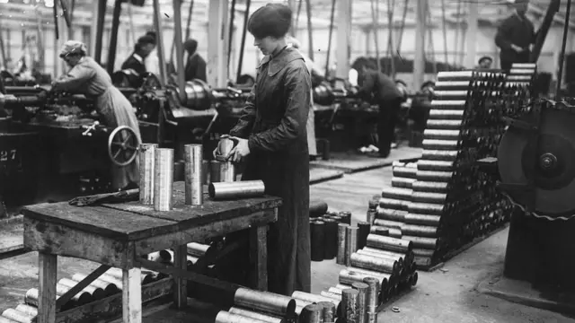 Mujer llenando bombas de explosivos