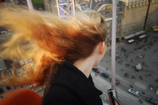 لعبة أرجوحة مرتفعة في ميدان "دام" بهولندا